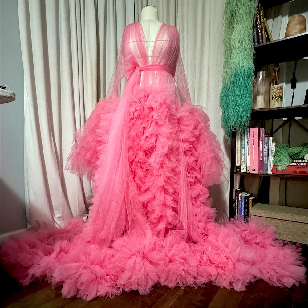 Bubblegum pink ruffle robe 💕 Perfect for maternity photo shoots or burlesque.